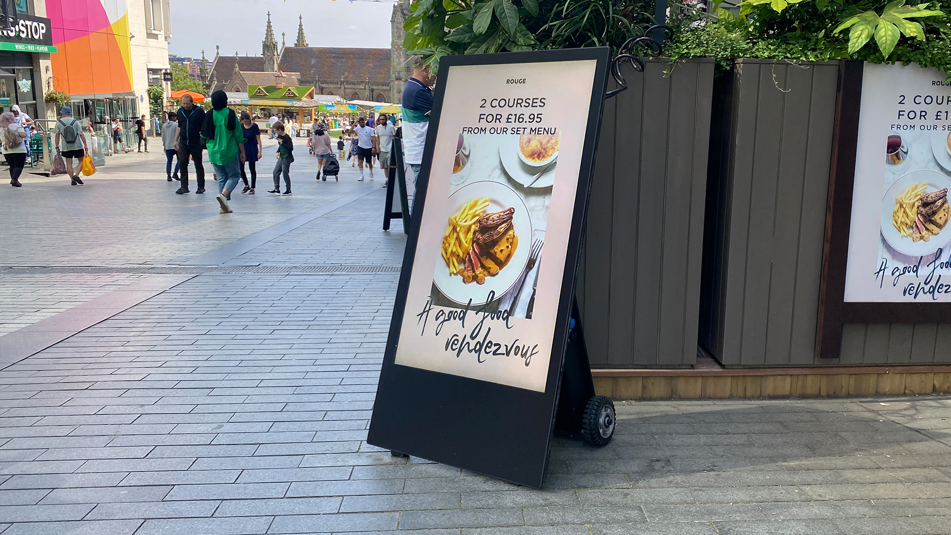 شاشات الإعلانات الخارجية المحمولة: مستقبل التسويق الرقمي عبر الهاتف المحمول