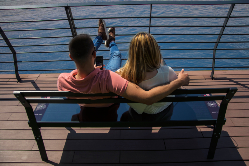 مقاعد الطاقة الشمسية: مرافق ذكية مستدامة تضيء أركان المدن